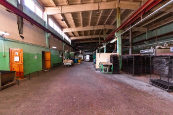 Производственный комплекс с кран-балками и большими воротами